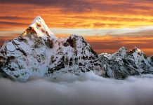 China retira más de 3 toneladas de la cima del Everest