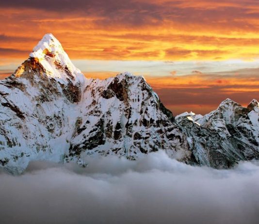 China retira más de 3 toneladas de la cima del Everest