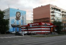 Reciben a Messi en Rusia con espectacular mural