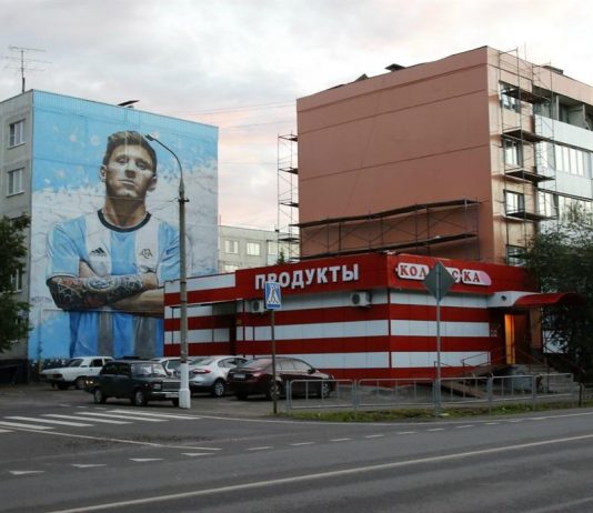 Reciben a Messi en Rusia con espectacular mural