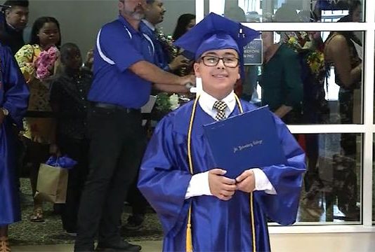 Obtiene título universitario con 11 años de edad y quiere ser astrofísico para demostrar existencia de Dios William Maillis