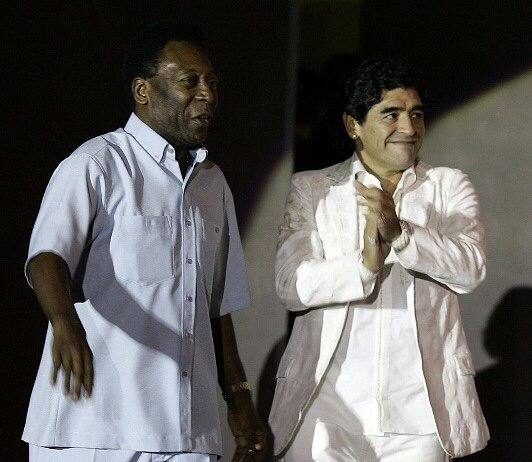 Pelé felicita a Maradona con un extraño mensaje