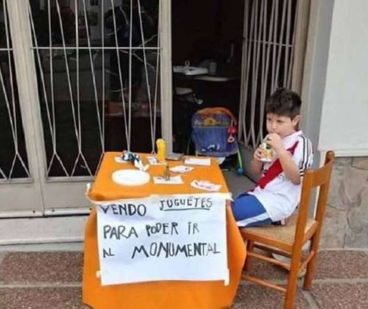 Un niño vende todos sus juguetes para ir a la final River Boca