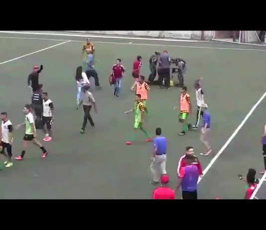 Los videos de la verguenza del #futve – Minasoro FC cae a golpes a terna arbitral